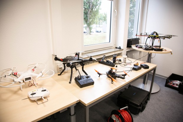 Dedrone verfügt über einen kleinen Fuhrpark an Multicoptern, die von den Ingenieuren genau untersucht werden. (Bild: Martin Wolf/Golem.de)