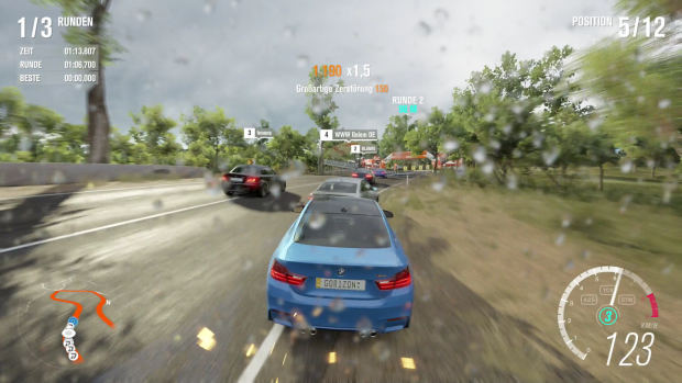 Die Autos steuert der Spieler wahlweise in der Cockpit- oder in mehreren Außenansichten. Bei Regen wird die Scheibe aber immer nass. (Screenshot: Golem.de)