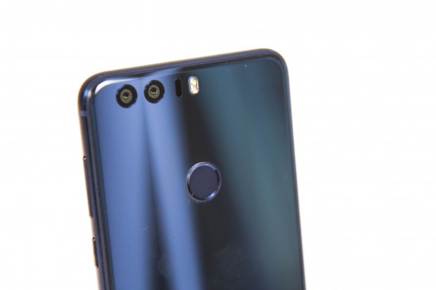 Auf der R&uuml;ckseite sind zwei Kameras eingebaut, die zu sch&auml;rferen und besser belichteten Bildern f&uuml;hren sollen. (Bild: Martin Wolf/Golem.de)