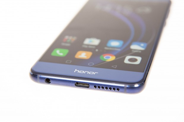 Geladen wird das Honor 8 &uuml;ber einen USB-Typ-C-Anschluss. (Bild: Martin Wolf/Golem.de)