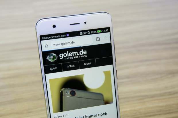 Das Mittelklasse-Smartphone hat einen 5 Zoll großen Bildschirm. (Bild: Martin Wolf/Golem.de)