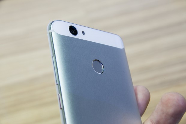 Vom Design her ähnelt das Nova dem Nexus 6P, die Kamera hat 12 Megapixel. (Bild: Martin Wolf/Golem.de)
