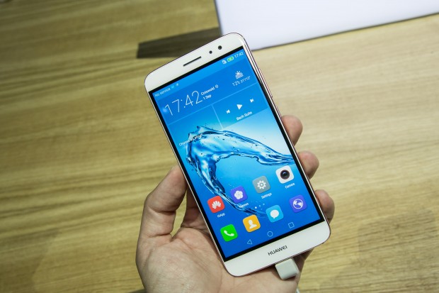 Ebenfalls vorgestellt hat Huawei das Nova Plus, das jedoch nicht in Deutschland erscheinen wird. (Bild: Martin Wolf/Golem.de)