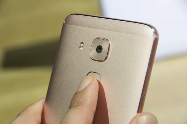 Das Nova Plus hat eine bessere Hardwareausstattung, unter anderem hat die Kamera 16 Megapixel. (Bild: Martin Wolf/Golem.de)