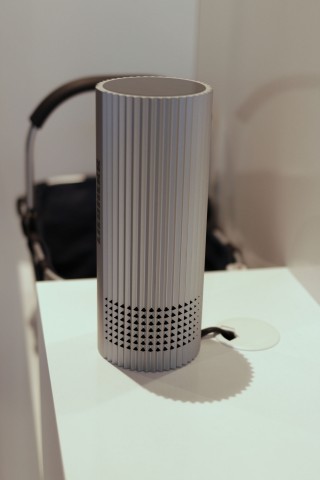 Über einen Bluetooth-Lautsprecher samt Mikrofon wird das System bedient. (Bild: Michael Wieczorek/Golem.de)