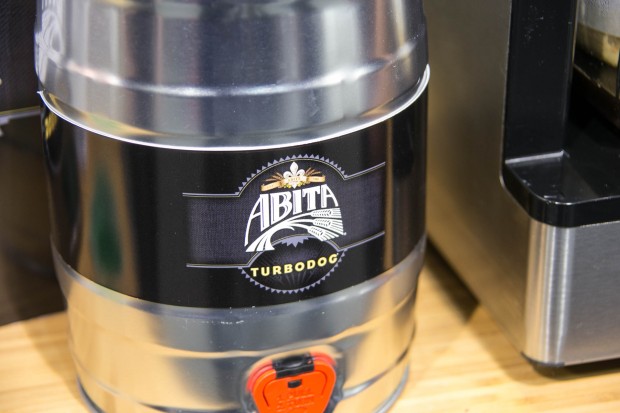 Das Fass für das fertige Bier ähnelt Fässern, wie es sie im Supermarkt zu kaufen gibt. (Bild: Martin Wolf/Golem.de)