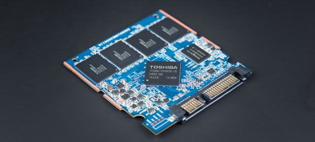 Platine einer SSD mit Controller, DRAM und Flash (Foto: Martin Wolf/Golem.de)