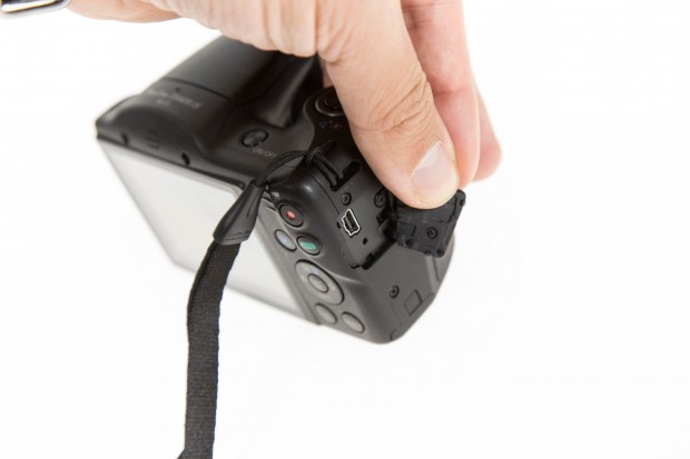 Lediglich ein Mini-USB-2.0-Anschluss verbirgt sich unter der Klappe. (Bild: Martin Wolf/Golem.de)