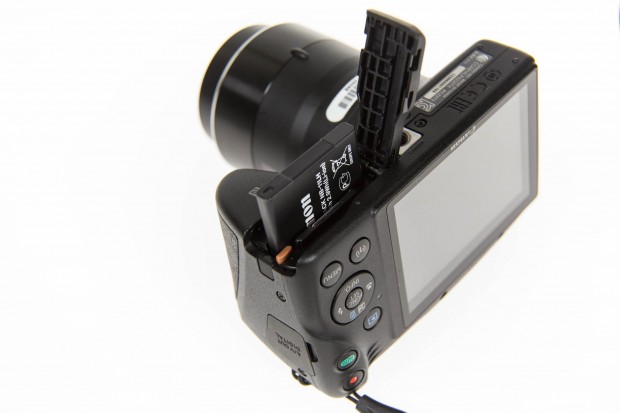 Die Canon Powershot SX 420 IS läuft mit einem proprietären Akku. (Bild: Martin Wolf/Golem.de)