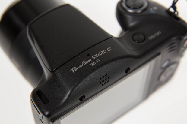 Die Powershot weist kaum äußere Bedienelemente auf. (Bild: Martin Wolf/Golem.de)