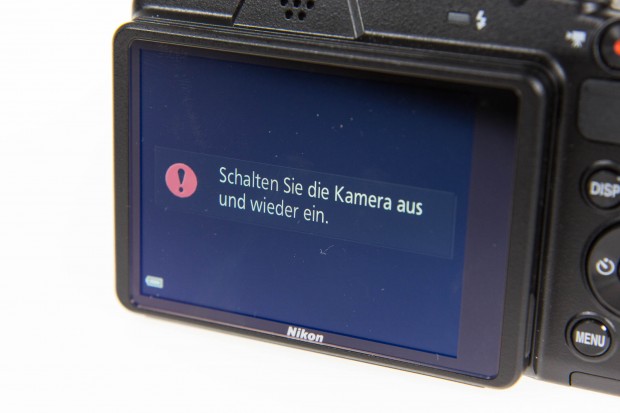 Ist der Objektivdeckel noch drauf, geht bei der Nikon Coolpix B500 nichts. (Bild: Martin Wolf/Golem.de)