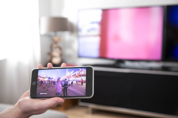 W&auml;hrend auf dem Fernseher ein Sender l&auml;uft, kann auf dem Smartphone gezappt werden. (Bild: Martin Wolf/Golem.de)