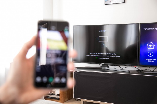 Das Zusammenspiel zwischen Smartphone und Fernseher erfolgt &uuml;ber Googles Chromecast. (Bild: Martin Wolf/Golem.de)