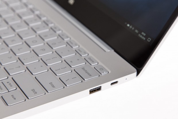 Neben einem USB-3.0-Anschluss hat das Notebook auch einen USB-Typ-C-Port. Hierüber wird das Gerät geladen, aber auch ein externes Speichermedium lässt sich hier nutzen. (Bild: Martin Wolf/Golem.de)