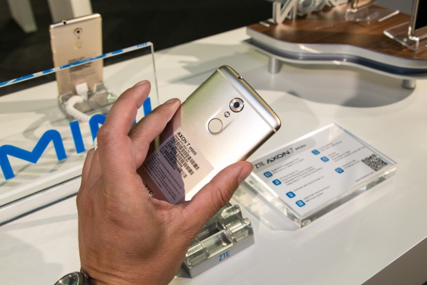 Das Gehäuse des Axon 7 Mini sieht vom Design her aus wie das des normalen Axon 7. (Bild: Martin Wolf/Golem.de)