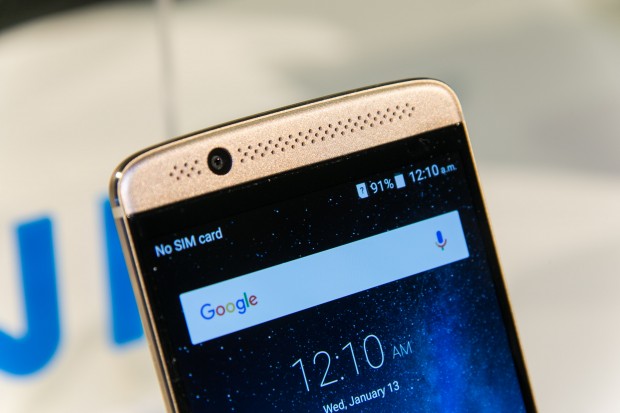 Das Display ist 5,2 Zoll groß und löst mit 1.920 x 1.080 Pixeln auf. (Bild: Martin Wolf/Golem.de)