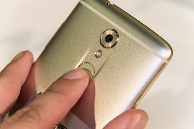 Auf der Rückseite ist ein Fingerabdrucksensor eingebaut. (Bild: Martin Wolf/Golem.de)