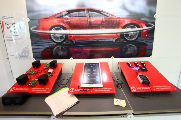 AGL Demonstrator von Microchip mit senkrechten Display, Aktoren und Lautsprechern. (Bild: Microchip GmbH)