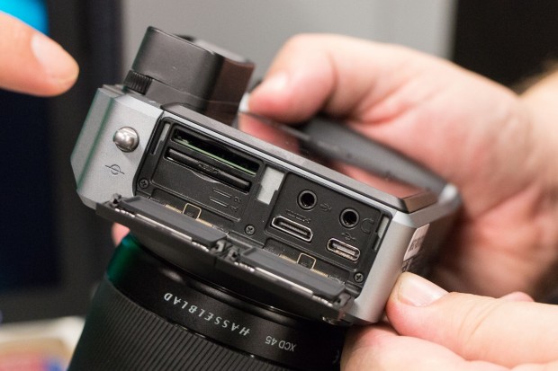 Die X1D hat zwei SD-Kartensteckplätze, je einen USB-3- und HDMI-Anschluss sowie Audioein- und -ausgang. (Foto: Werner Pluta/Golem.de)