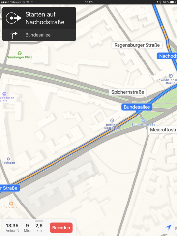 Die Karten-App hat Apple auch neu gestaltet. Im Navigationsmodus können Nutzer jetzt die Karten bewegen, ohne immer wieder zum aktuellen Standort zurückgeworfen zu werden. (Screenshot: Golem.de)