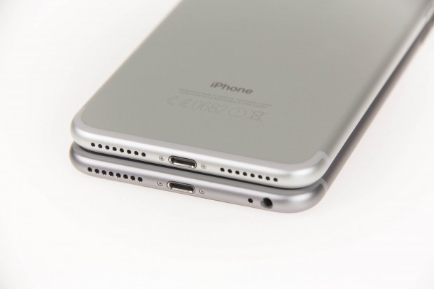 Die Unterseite des iPhone 7 Plus im Vergleich zu der des iPhone 6s Plus (Bild: Martin Wolf/Golem.de)
