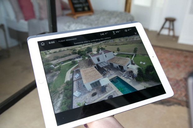 Das Live-Kamerabild kann auf bis zu vier Smartphones oder Tablets gespiegelt werden. (Bild: Martin Wolf/Golem.de)