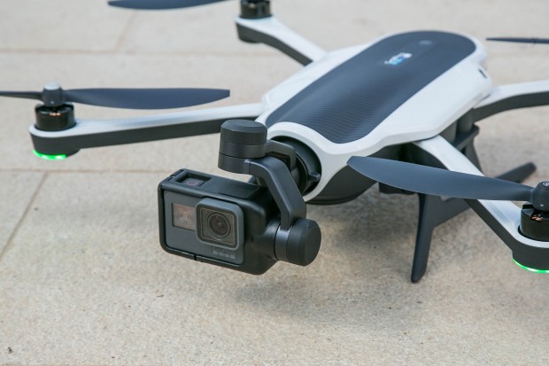 Die Gopro Hero 5 ist schnell am Gimbal angebracht. (Bild: Martin Wolf/Golem.de)