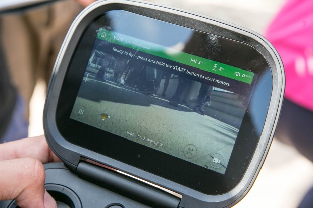 Der Touchscreen des Controllers ist auch bei Sonnenschein gut erkennbar. (Bild: Martin Wolf/Golem.de)