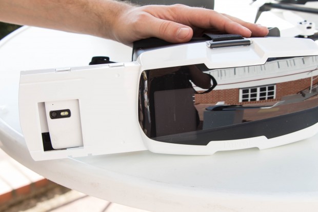In Parrots VR-Brille dient das Smartphone als Display. (Bild: Martin Wolf/Golem.de)