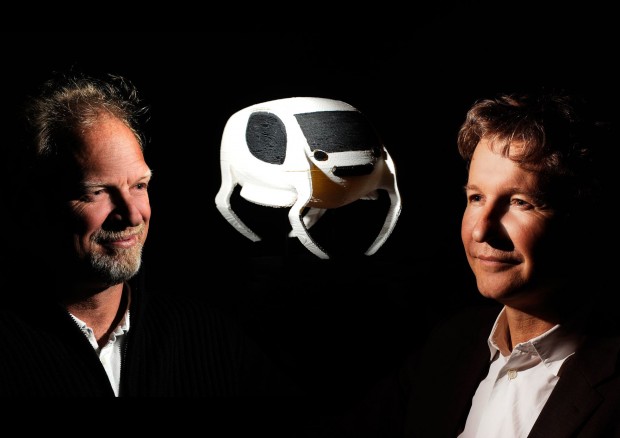 Die beiden Gr&uuml;nder Alain Th&eacute;bault (r.) und Anders Brindgal mit einem Sea-Bubble-Modell (Foto: Sea Bubbles)