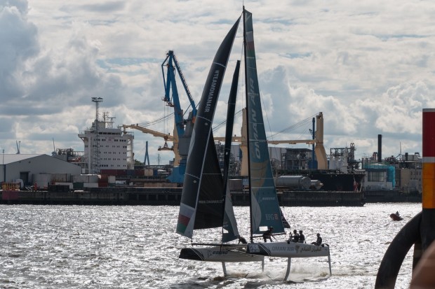 Foilender GC32-Katamaran: Der Reibungswiderstand verringert sich deutlich. (Foto: Werner Pluta/Golem.de)