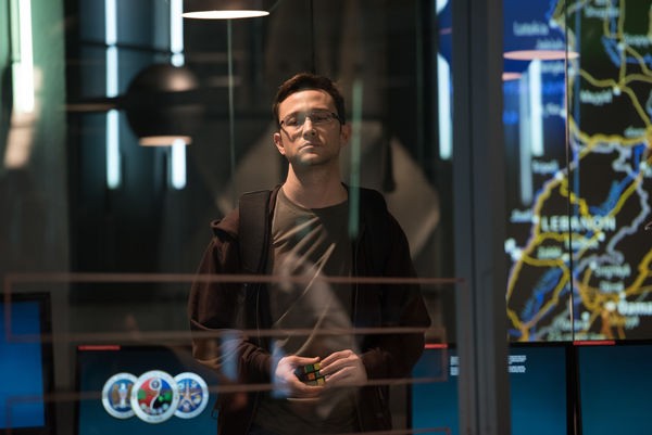 Snowden bei der NSA (Bild: Universum Films)