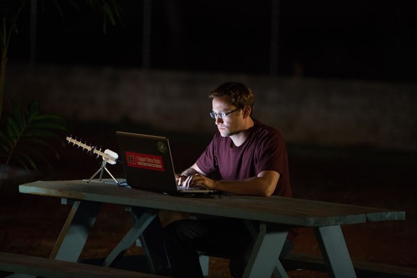 Snowden schreibt seine Mail an Laura Poitras (Bild: Universum Films)