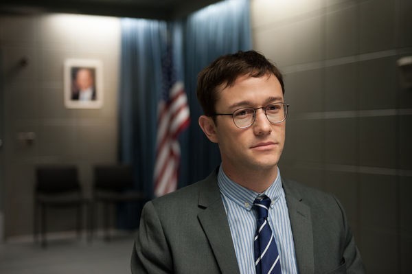 Snowden bei seinem Vorstellungsgespräch mit der NSA (Bild: Universum Films)