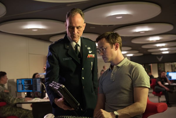 Snowden schaut auf einen Laptop (Bild: Universum Films)