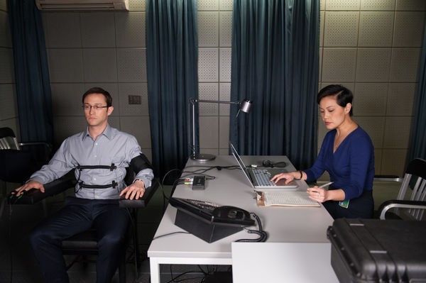 Snowden beim Lügendetekortest  (Bild: Universum Films)