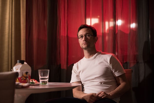 Snowden im Hotel Mira Snowdens Mentor (Bild: Universum Films)