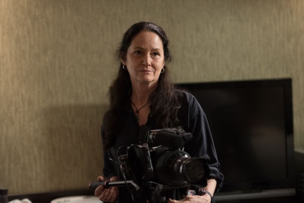 Laura Poitras sieht im Film deutlich älter aus, als in Wirklichkeit (Bild: Universum Films)