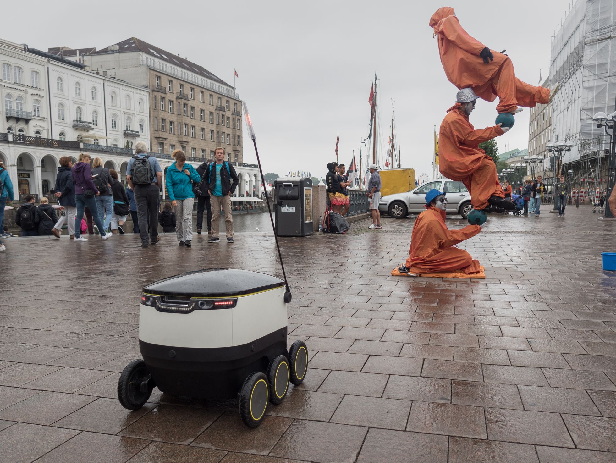 Starship Technologies: Domino's liefert in Hamburg Pizza ...