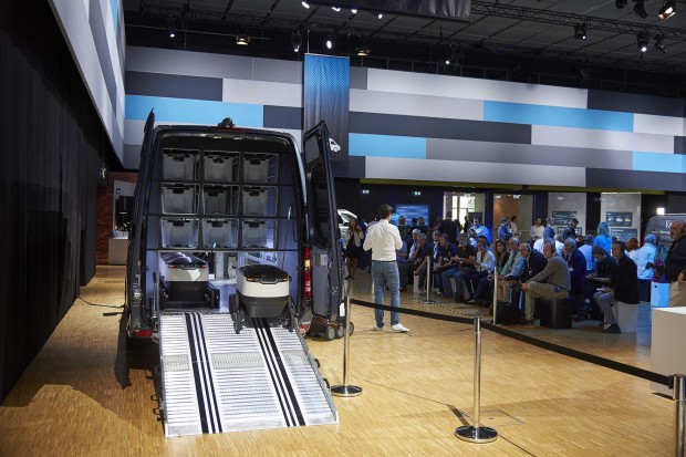 Die Roboter werden automatisch beladen und schw&auml;rmen aus. (Foto: Daimler)