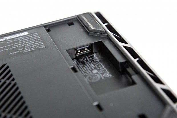 Der USB-Anschluss auf der Unterseite ist vergleichsweise nutzlos. (Foto: Martin Wolf/Golem.de)