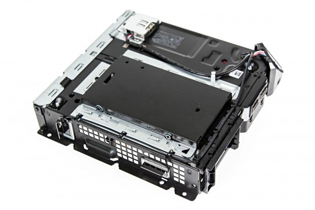 Ein 2,5-Zoll-Schacht befindet sich auf der Rückseite. (Foto: Martin Wolf/Golem.de)