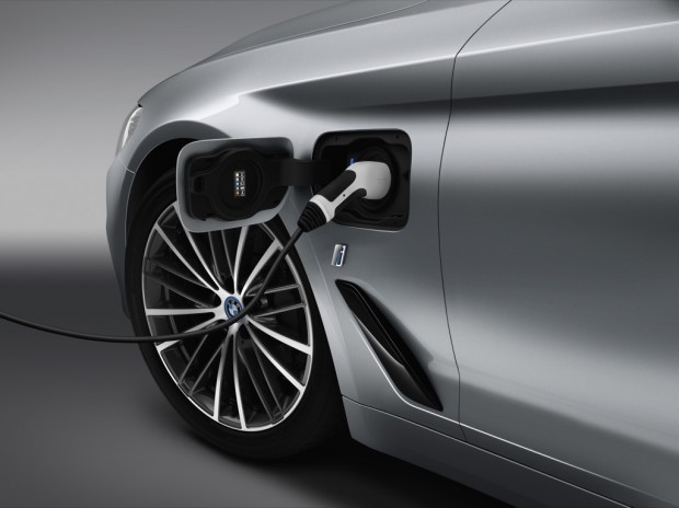 Plugin-Version des 5er BMW (Bild: BMW)
