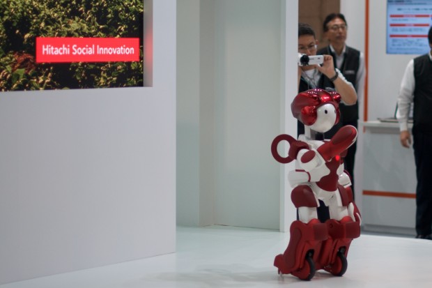 Emiew 3 rollt auf seinen Beinen ... (Foto: Andreas Sebayang/Golem.de)