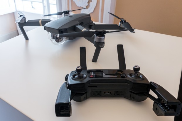 Der Mavic Pro und seine Fernsteuerung (Bild: Tobias Költzsch/Golem.de)