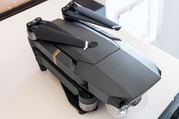 Der Mavic Pro ist im eingeklappten Zustand so groß wie eine kleine, bauchige Wasserflasche. (Bild: Tobias Költzsch/Golem.de)