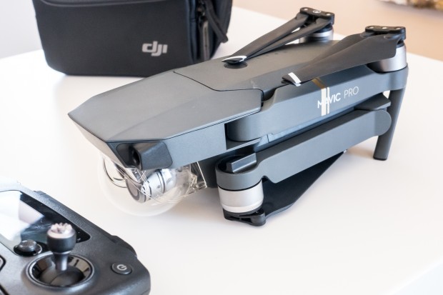 Die Kunststoffkugel um den Gimbal herum kann abgenommen werden. (Bild: Tobias Költzsch/Golem.de)