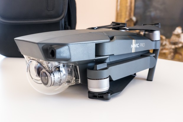 Die vorderen Rotorenarme werden seitlich ausgeklappt, die beiden hinteren von unten nach oben. (Bild: Tobias Költzsch/Golem.de)