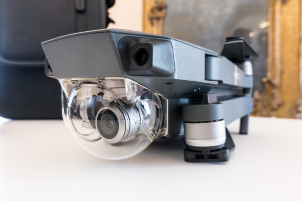 Der Gimbal trägt eine 4K-Kamera und reagiert äußerst schnell und genau. (Bild: Tobias Költzsch/Golem.de)