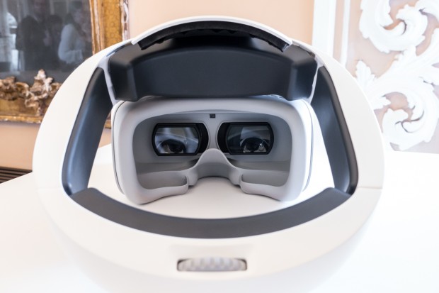 Die Brille stellt das Bild auf zwei 1080p-Displays dar. (Bild: Tobias Költzsch/Golem.de)